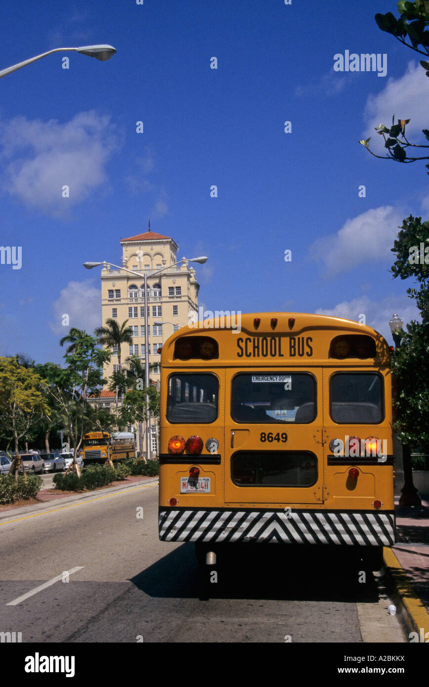 Vue arrière d'un autobus scolaire arrêté à Washington Avenue South Miami Florida USA Banque D'Images