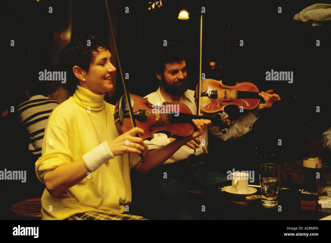 Musiciens divertir à la tête d'Airain plus vieux pub de Dublin Irlande - Guinness Banque D'Images