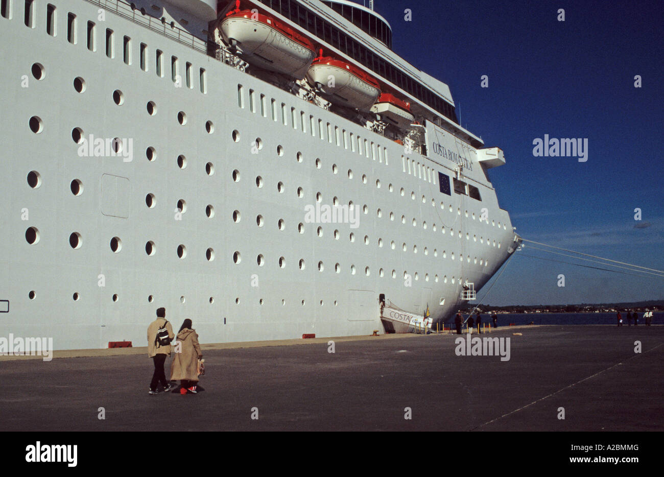 Un couple s'embarquer sur le navire de croisière Costa Romantica amarré dans le port de Katakolon Grèce Banque D'Images
