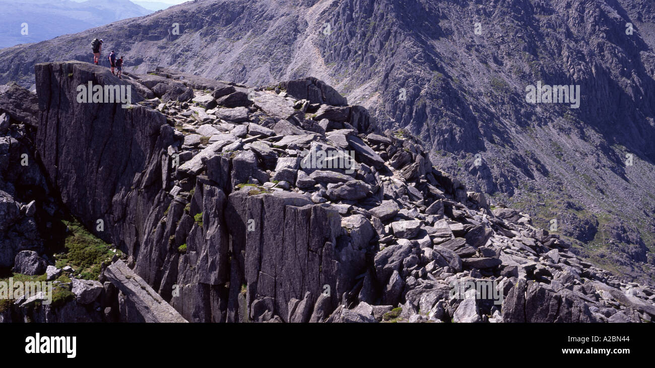 Les alpinistes en Tryfan Glyder Fach Snowdonia avec au loin, au nord du Pays de Galles Banque D'Images