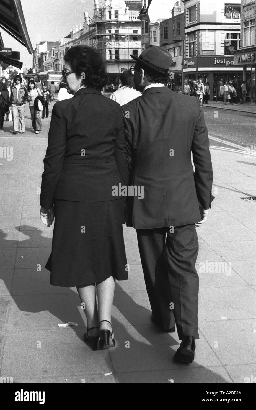 1940s style couple window shopping brighton 1979 35mm b/w Banque D'Images
