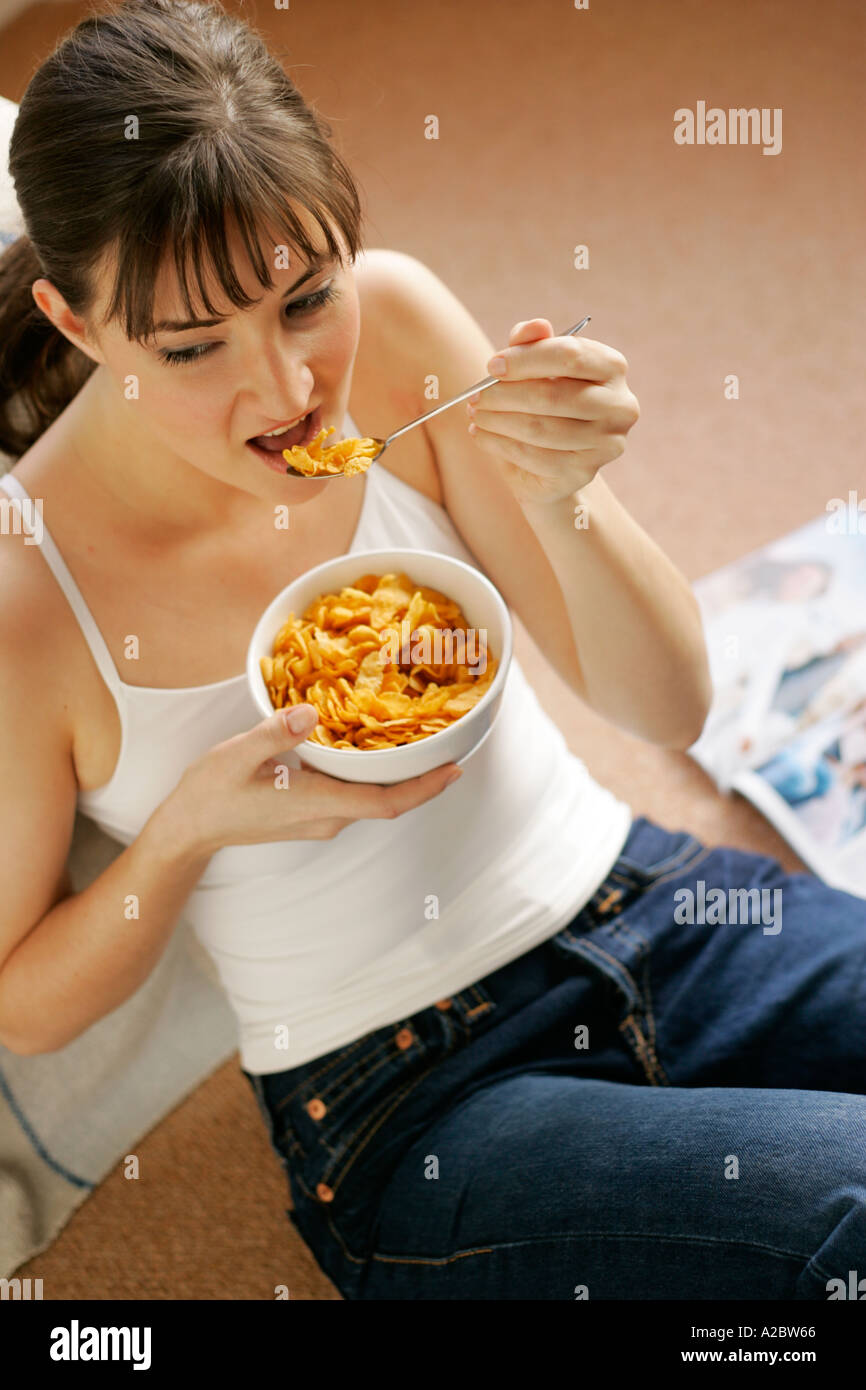 Woman eating cereal Banque D'Images