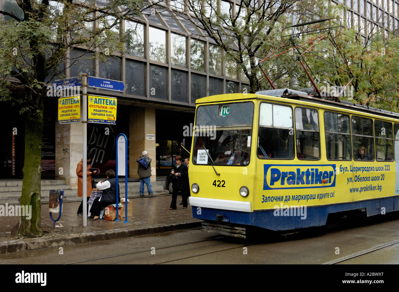 Les trams jaunes est de l'Europe Bulgarie Sofia Banque D'Images