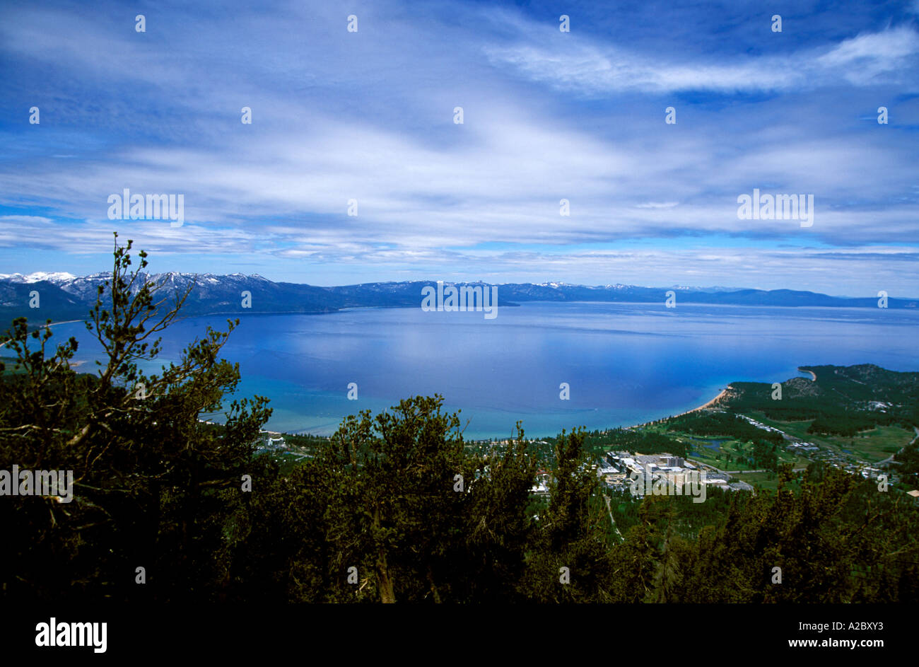 Vue aérienne du lac Tahoe, en Californie, du télécabine de la vallée Céleste Banque D'Images