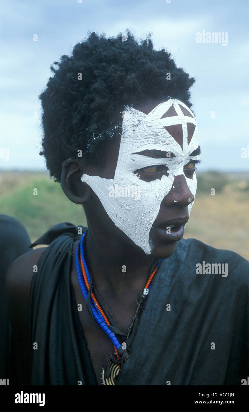 Portrait d'un jeune garçon Masai avec son visage peint en blanc à cause de sa cérémonie d'initiation à la Ngorongoro Conservation Area Banque D'Images