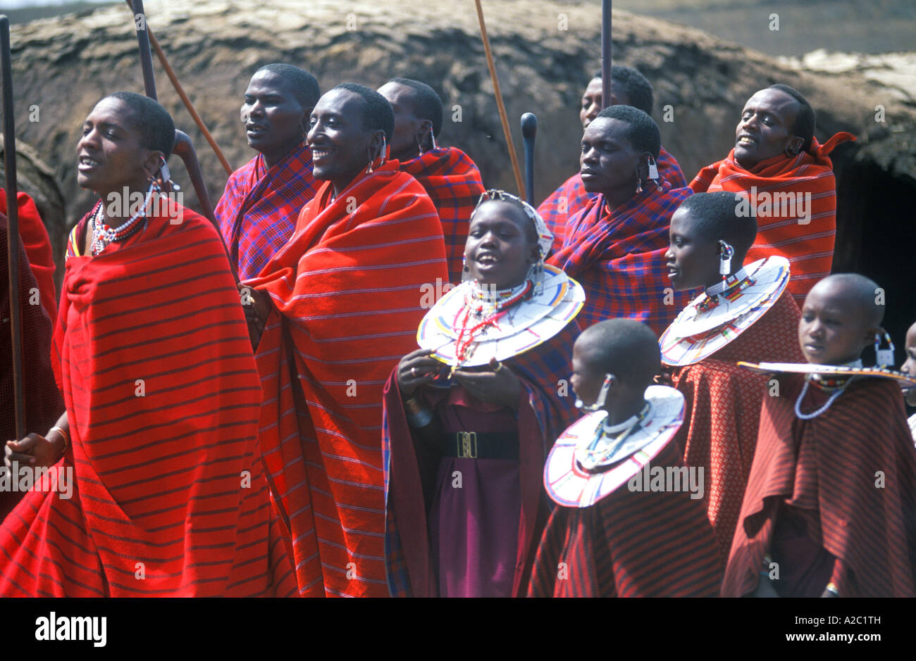 Habillé traditionnellement les hommes et les filles Masai effectuant une danse pour les touristes dans leur village à la Ngorongoro Conservation Area Banque D'Images