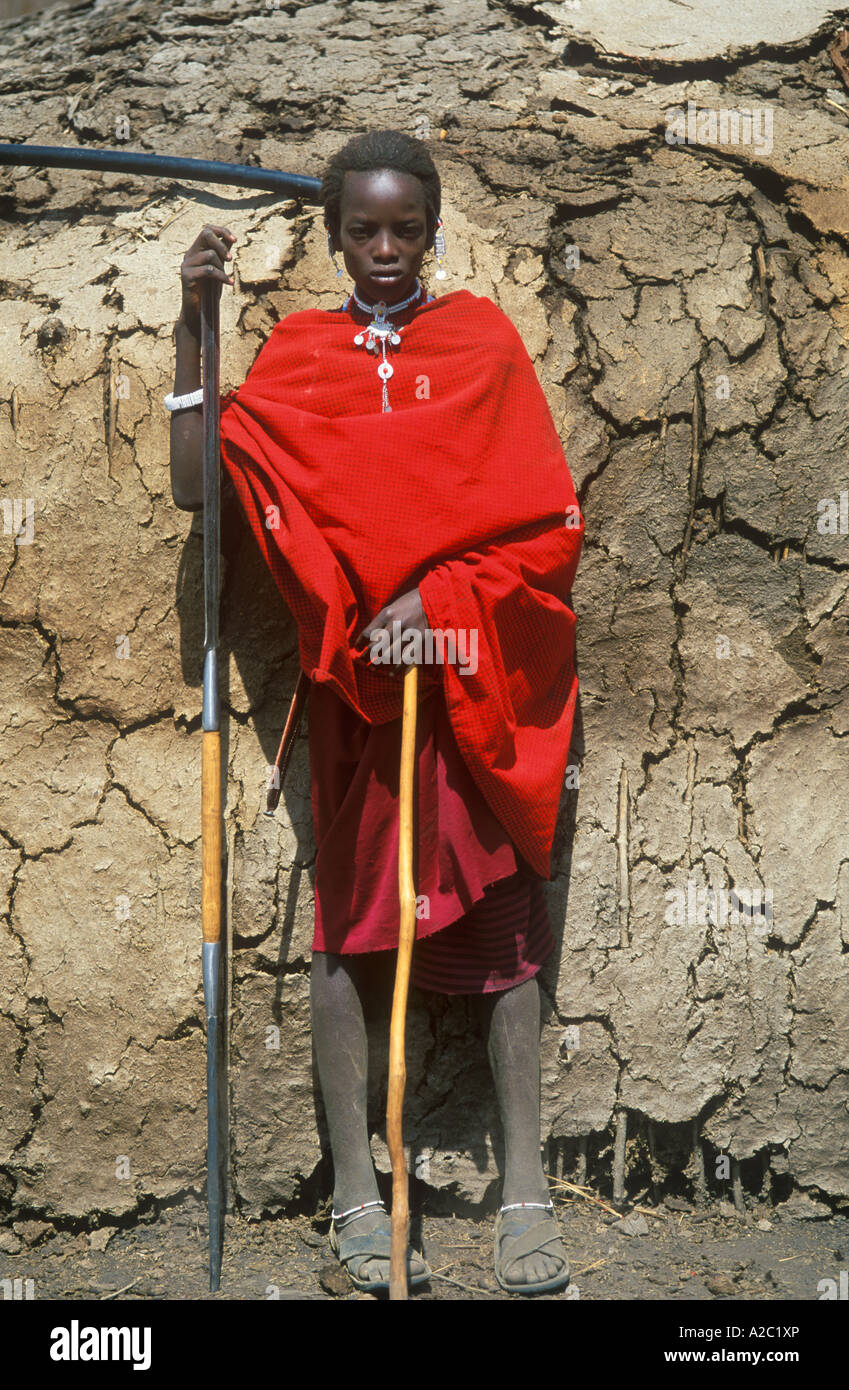 Portrait of a Young boy Masai sur la garde à son village à l'aire de conservation de Ngorongoro en Tanzanie en Afrique Banque D'Images