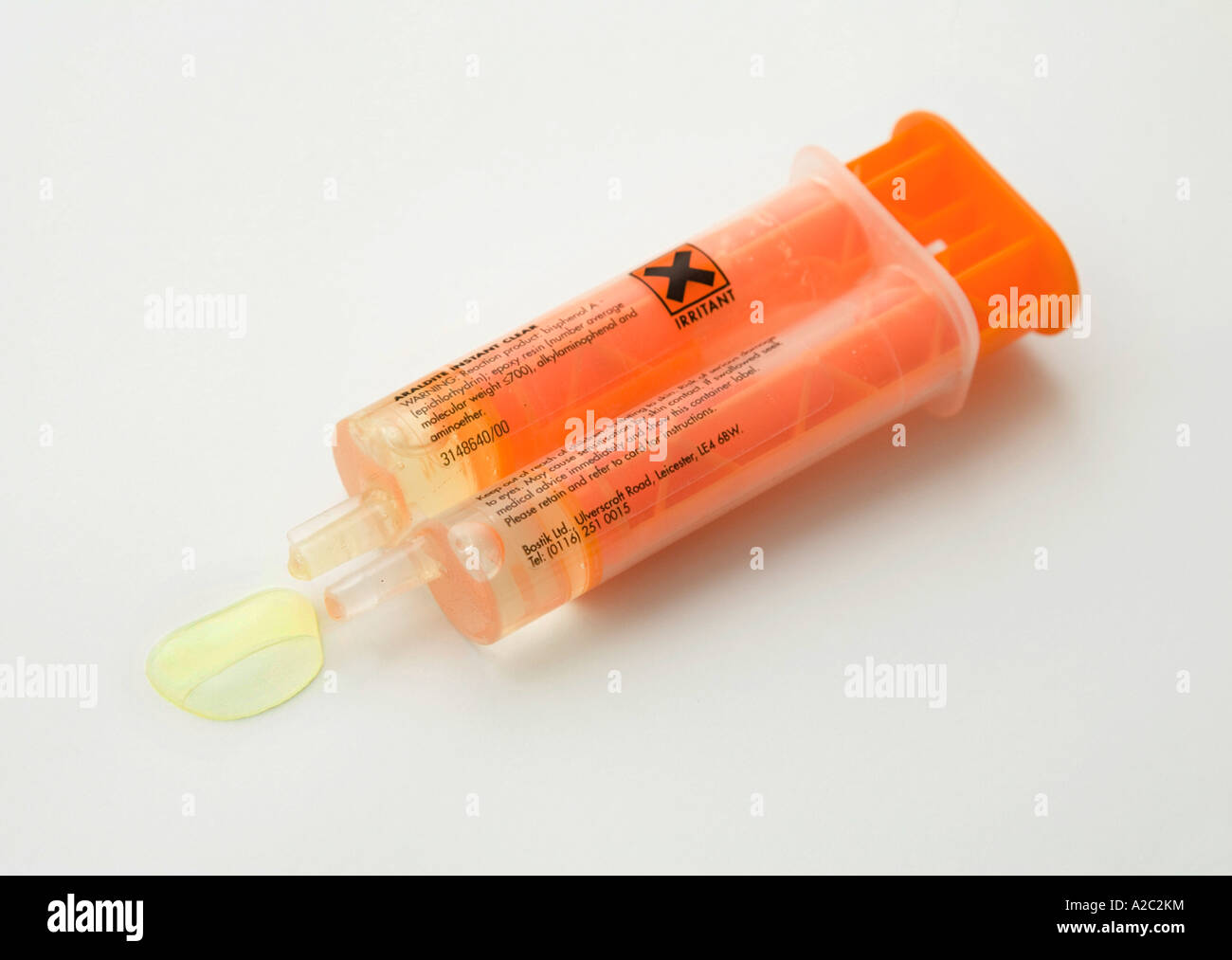 Colle résine époxy en deux parties dans une seringue prête à être mélangée  Photo Stock - Alamy