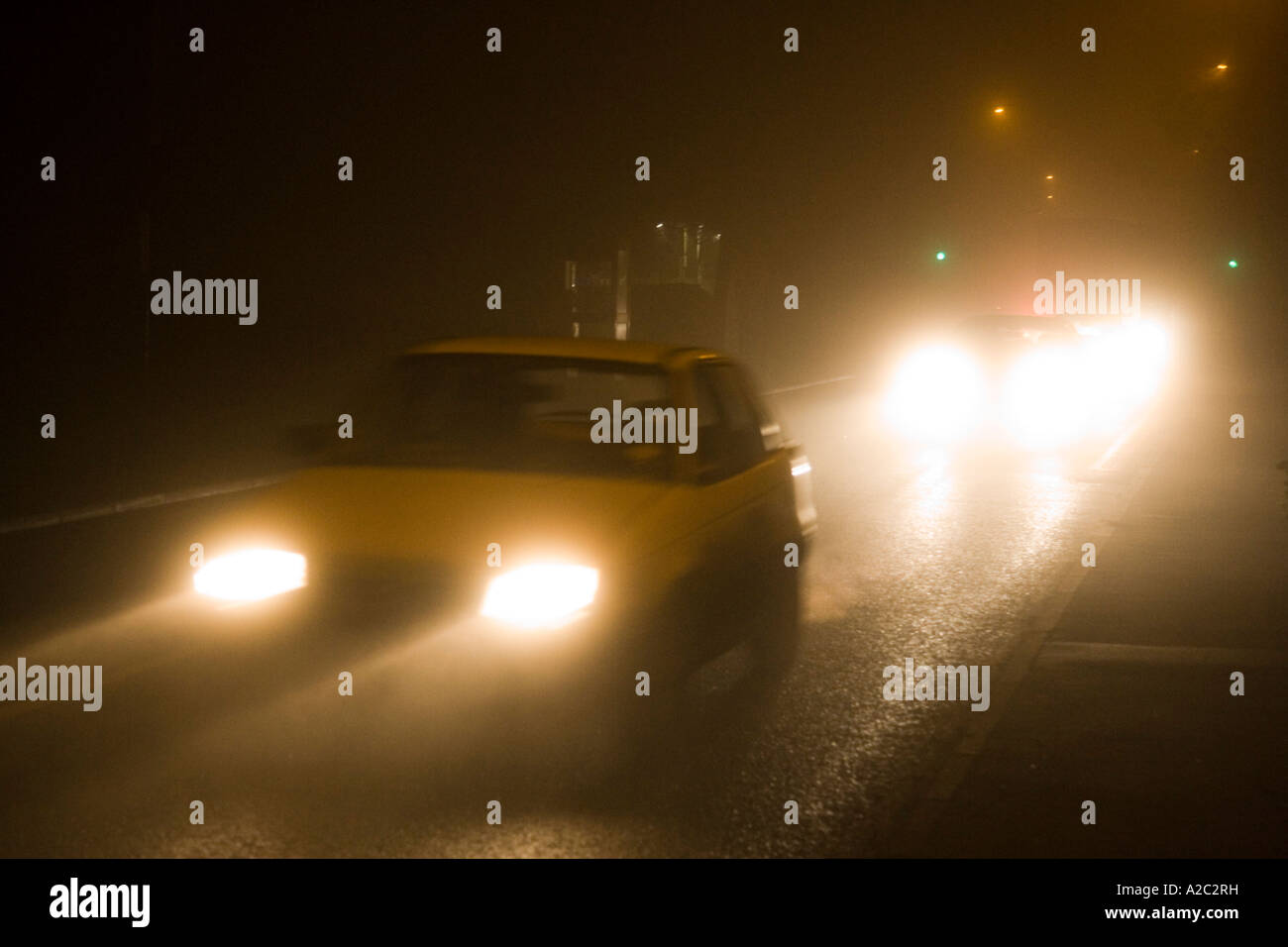 Le trafic routier pendant une nuit de brouillard dans le Suffolk, UK, 2006 Banque D'Images