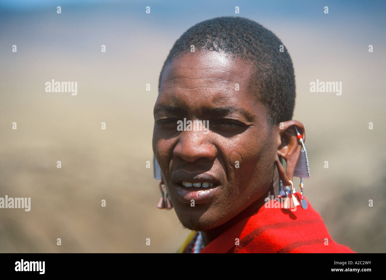 Portrait d'un homme Masai à son village à l'aire de conservation de Ngorongoro en Tanzanie en Afrique Banque D'Images