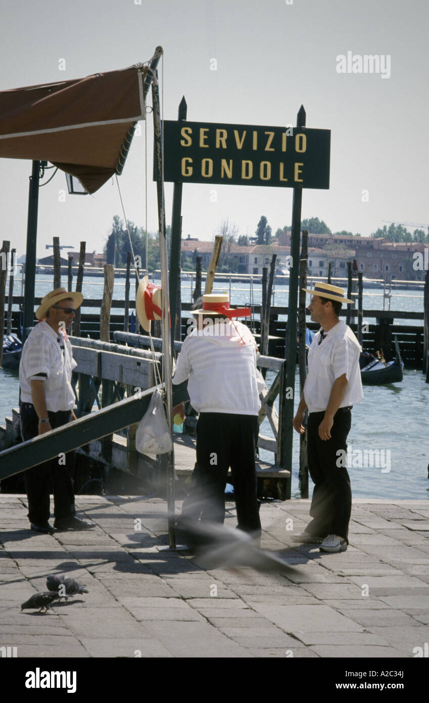 Le Servizio Gondole gondoliers à Venise Italie Banque D'Images