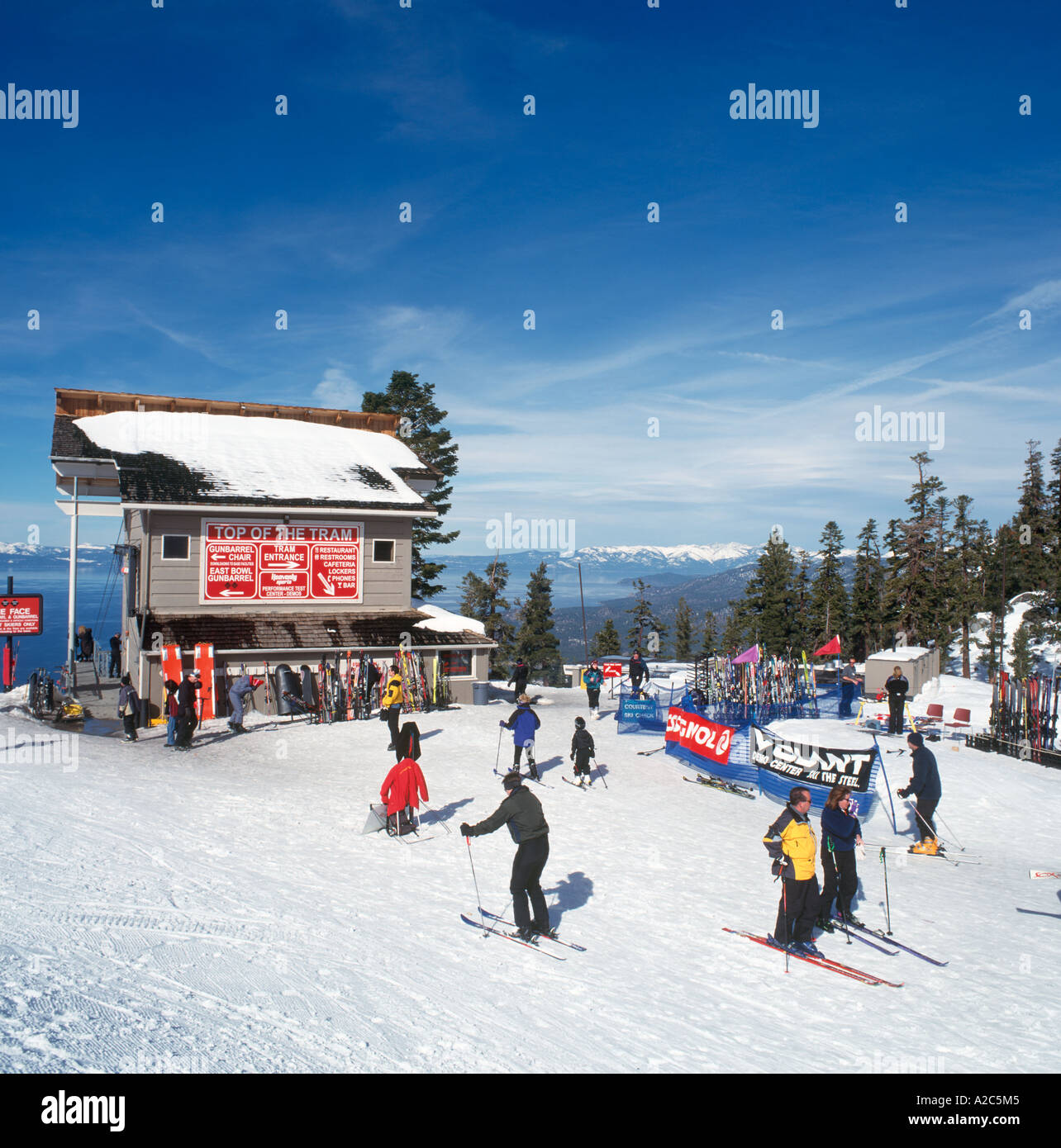 Les skieurs près de la station de téléphérique, Heavenly Ski Area, Lake Tahoe, Californie/Nevada, États-Unis Banque D'Images