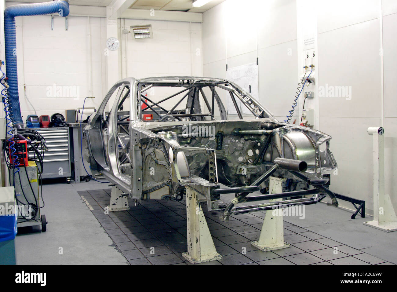 Subaru Impreza Groupe N voiture rallye en préparation à Prodrive Banque D'Images