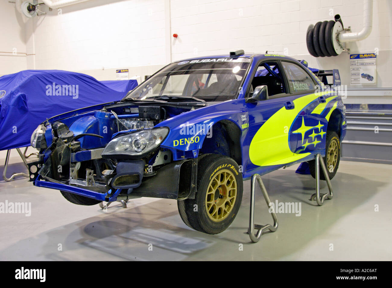 Subaru Impreza WRC Voiture en cours préparés en atelier SWRT à Prodrive Banque D'Images