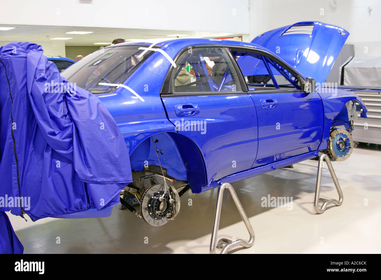 Subaru Impreza WRC Voiture en cours préparés en atelier SWRT à Prodrive Banque D'Images