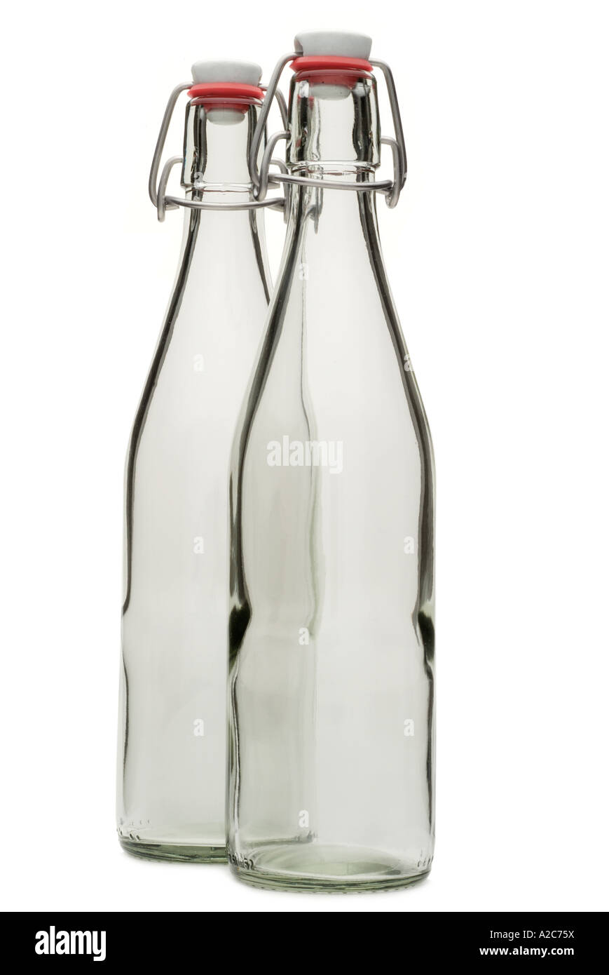 Bouchon de bouteille en verre vide clip clip conteneur recyclage clair  paire deux table top collier vide haut ressort métallique transparent  scellé Photo Stock - Alamy