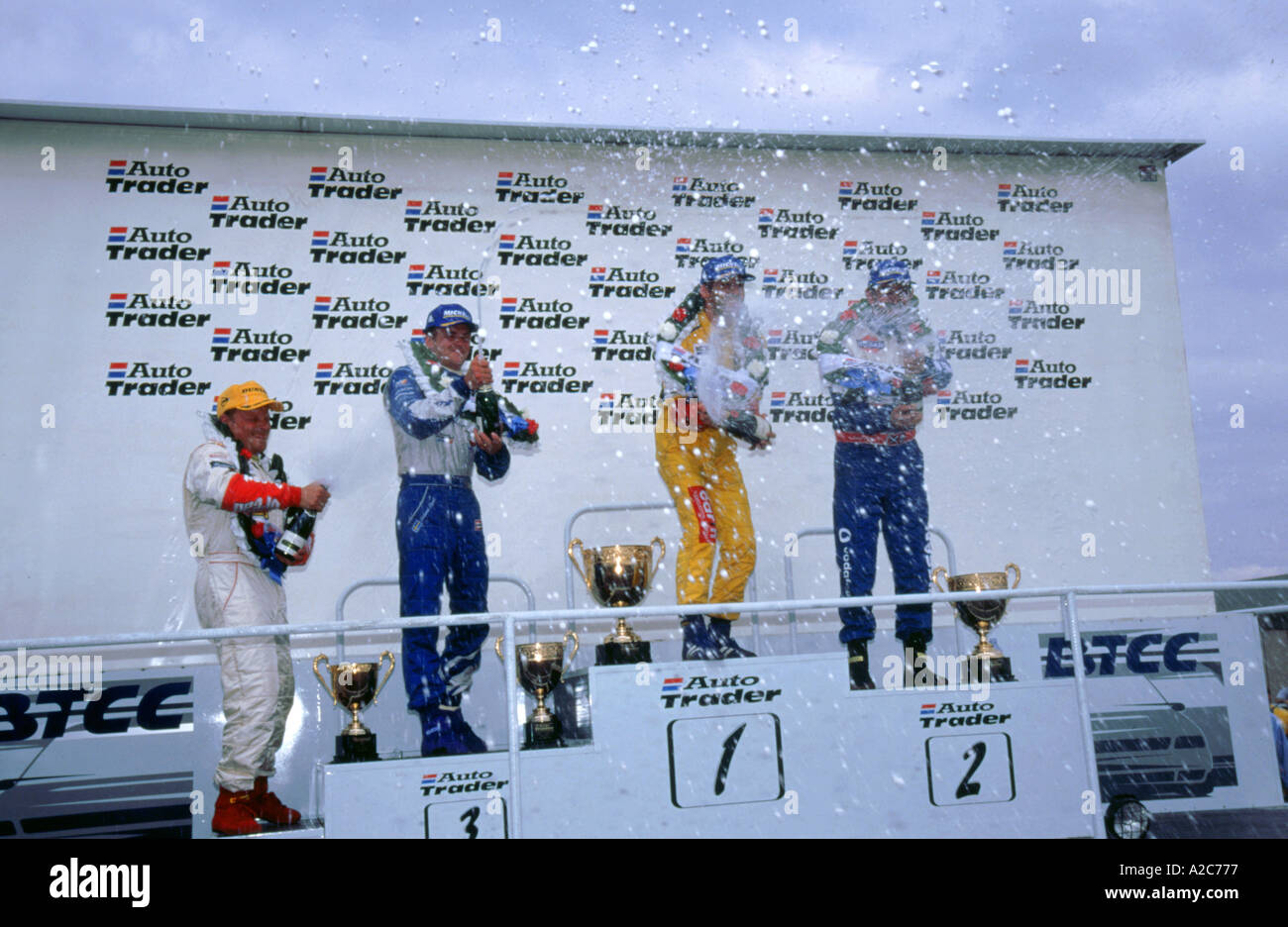 Alain Menu'la célèbre la victoire du pilote Banque D'Images