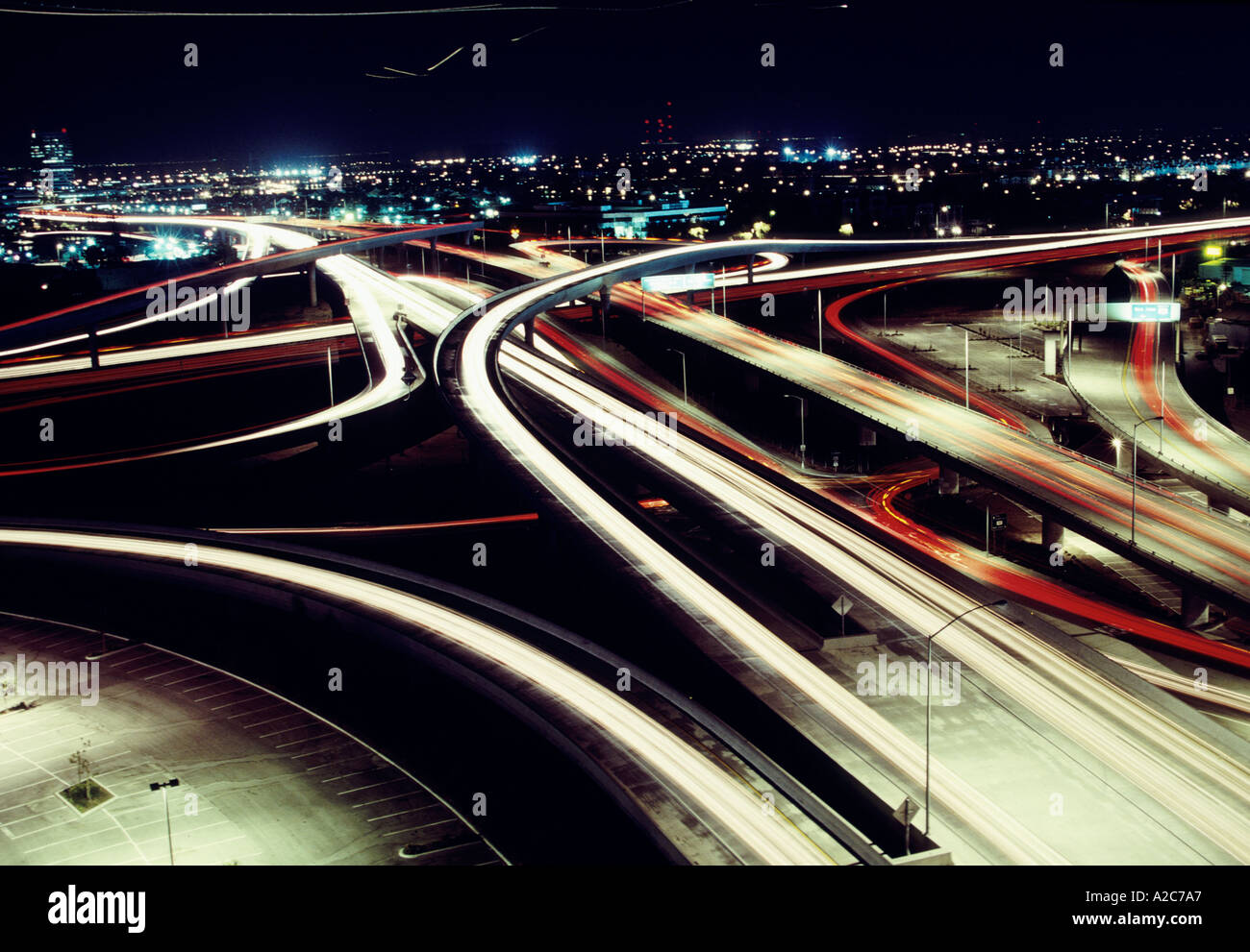 La nuit vue aérienne d'une autoroute en trèfle Banque D'Images