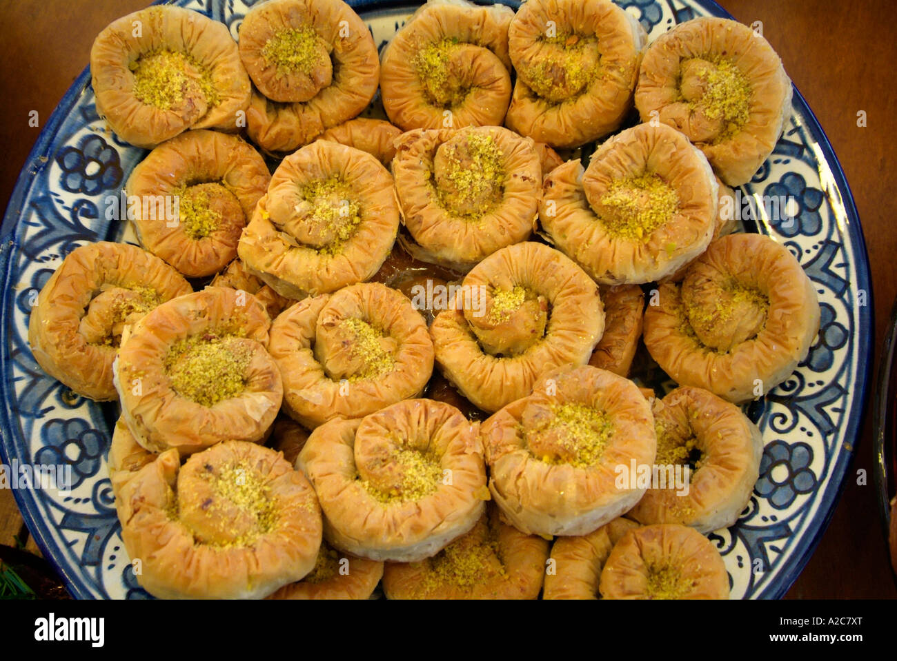 Maroc Moyen Orient Arabe Arabian Light Brown Soft Gateau Sec Sucre Selection Ceramique Plaque Confiserie Pate Feuilletee Swirl Photo Stock Alamy