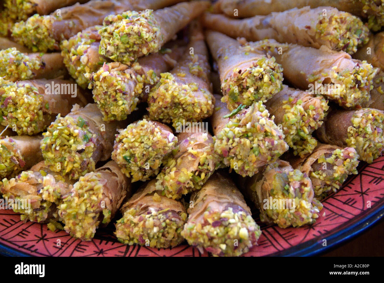 Maroc Moyen Orient Arabe Arabian Light Brown Soft Gateau Sec Sucre Plaque Confiserie Selection Ceramique Cone Pistache Photo Stock Alamy