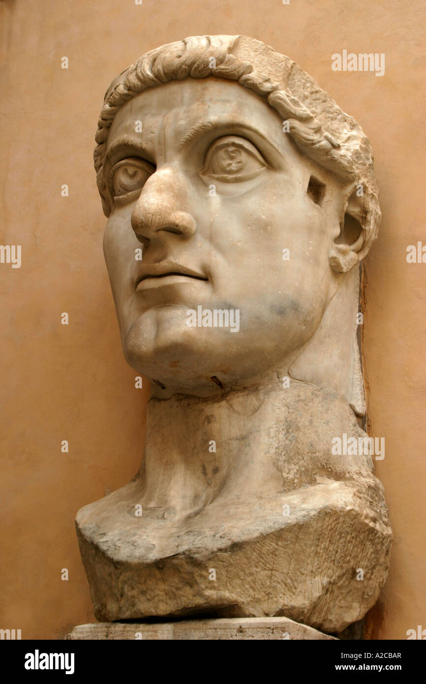 Pièces fameuses(head) de statue colossale de l'empereur Constantin dans la cour du Palazzo dei Conservatori.Colline du Capitole, Rome Banque D'Images