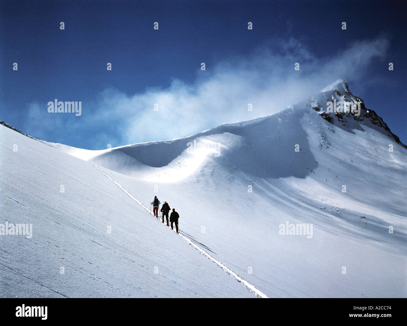 Un groupe de skieurs haute route en essayant d'atteindre le sommet d'une montagne suédois Banque D'Images