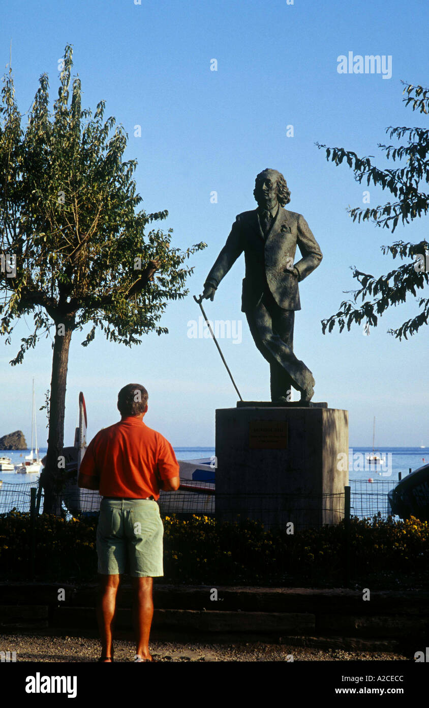 Statue de l'artiste surréaliste Salvador Dali dans le port méditerranéen espagnol de Cadaques Banque D'Images