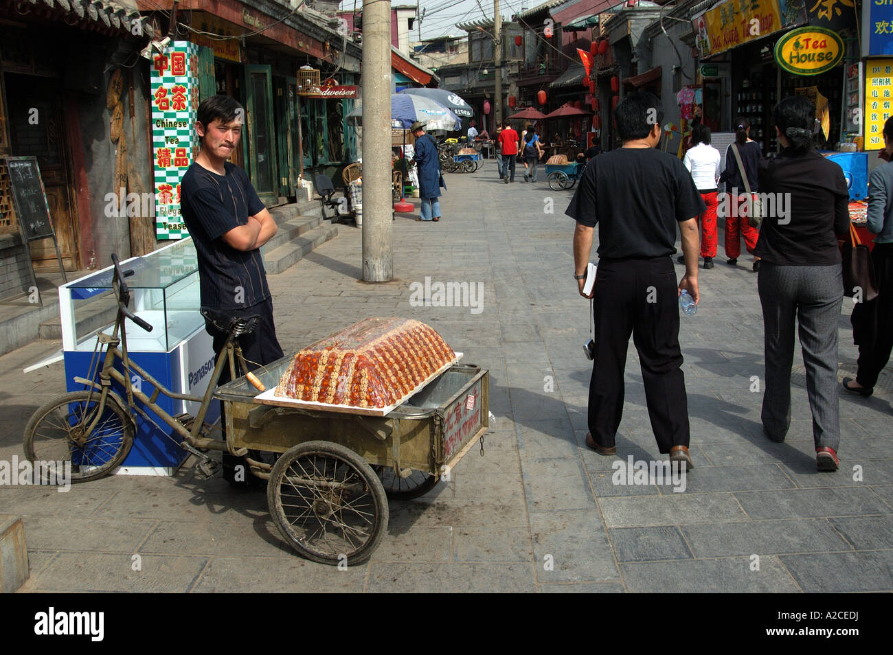 Homme vendant de la nourriture dans les rues de Beijing, Chine Banque D'Images