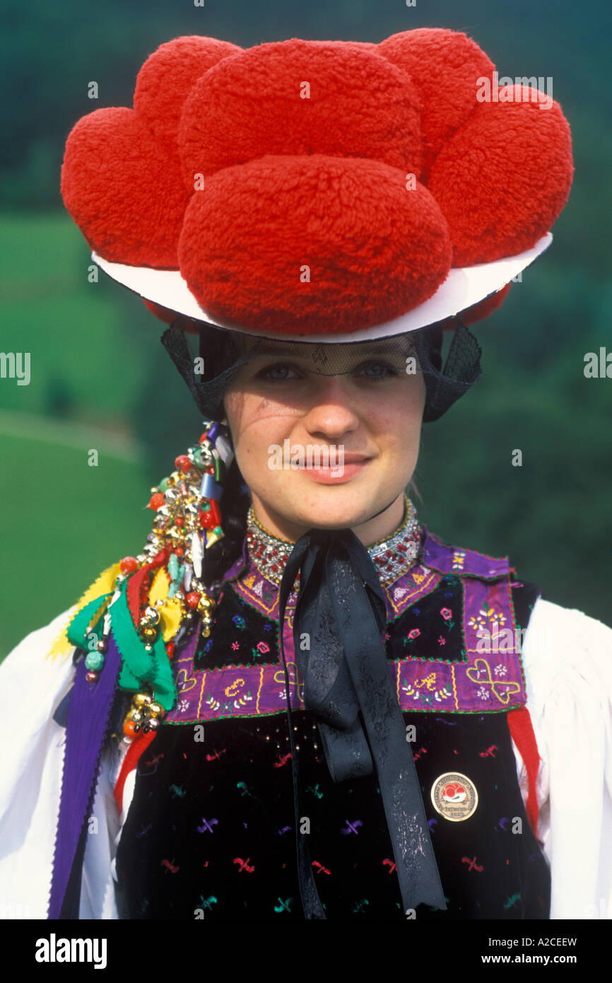 Forêt Noire fille avec chapeau traditionnel Photo Stock - Alamy