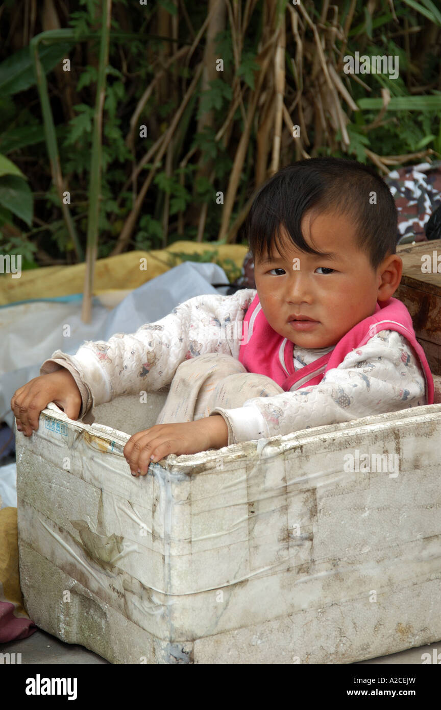 Bebe En Boite De Mousse Pres De La Riviere Yangzi Chine Photo Stock Alamy