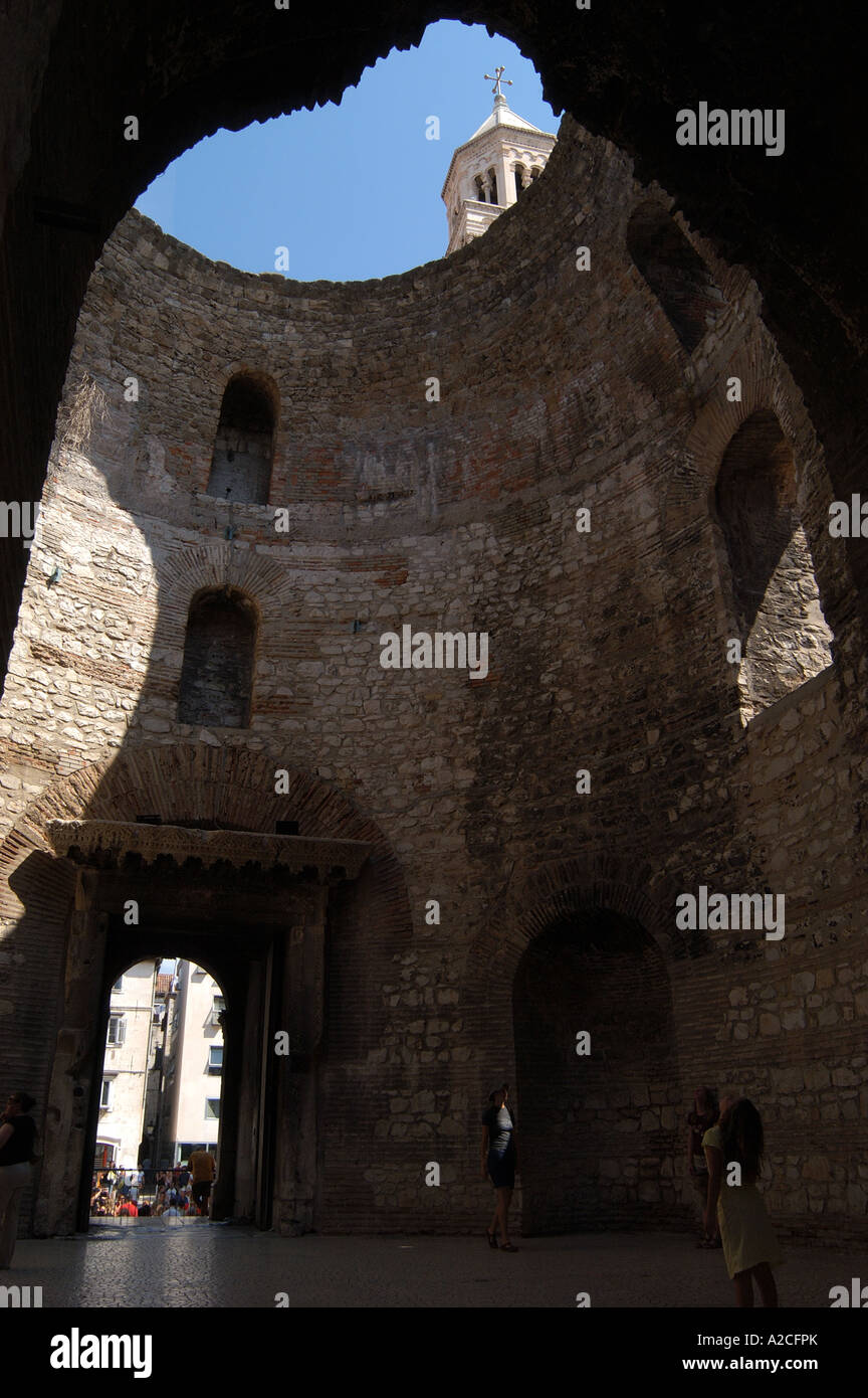 Vestibule de Dioclétien avec vue sur Cathédrale Beffroi Par toit, Split Croatie Banque D'Images