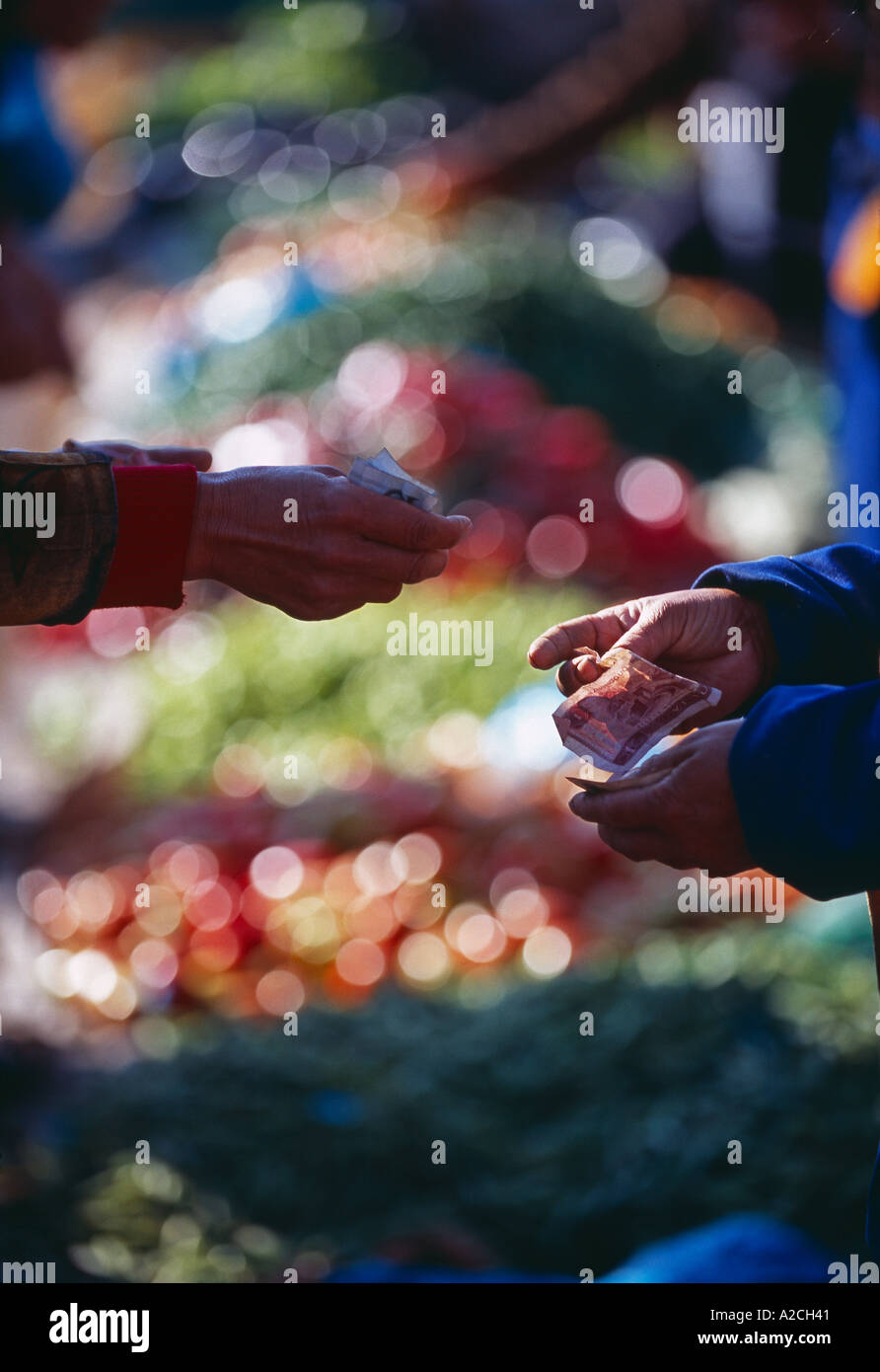 Paiement échangés au marché Wase Er Hai Lake nr Dali Yunnan Chine Banque D'Images