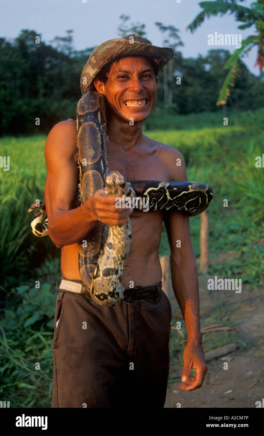 Le soi-disant homme Boa est la présentation d'un serpent. Il est propriétaire d'un petit zoo privé à l'Amazone près de Lima. Banque D'Images