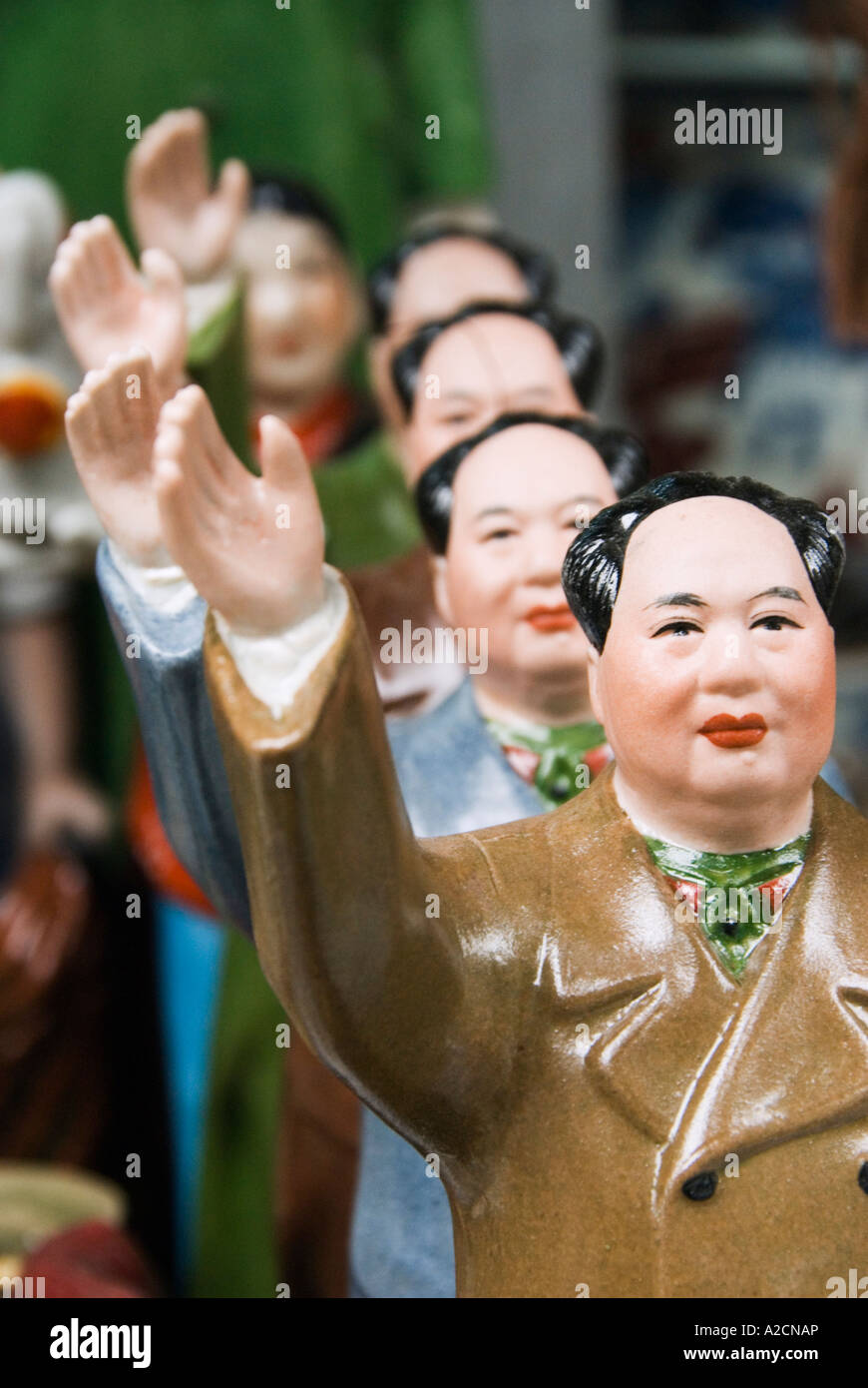 De nombreuses figures de céramique le président Mao Zedong en marché d'antiquités de Dongtai à Shanghai Banque D'Images