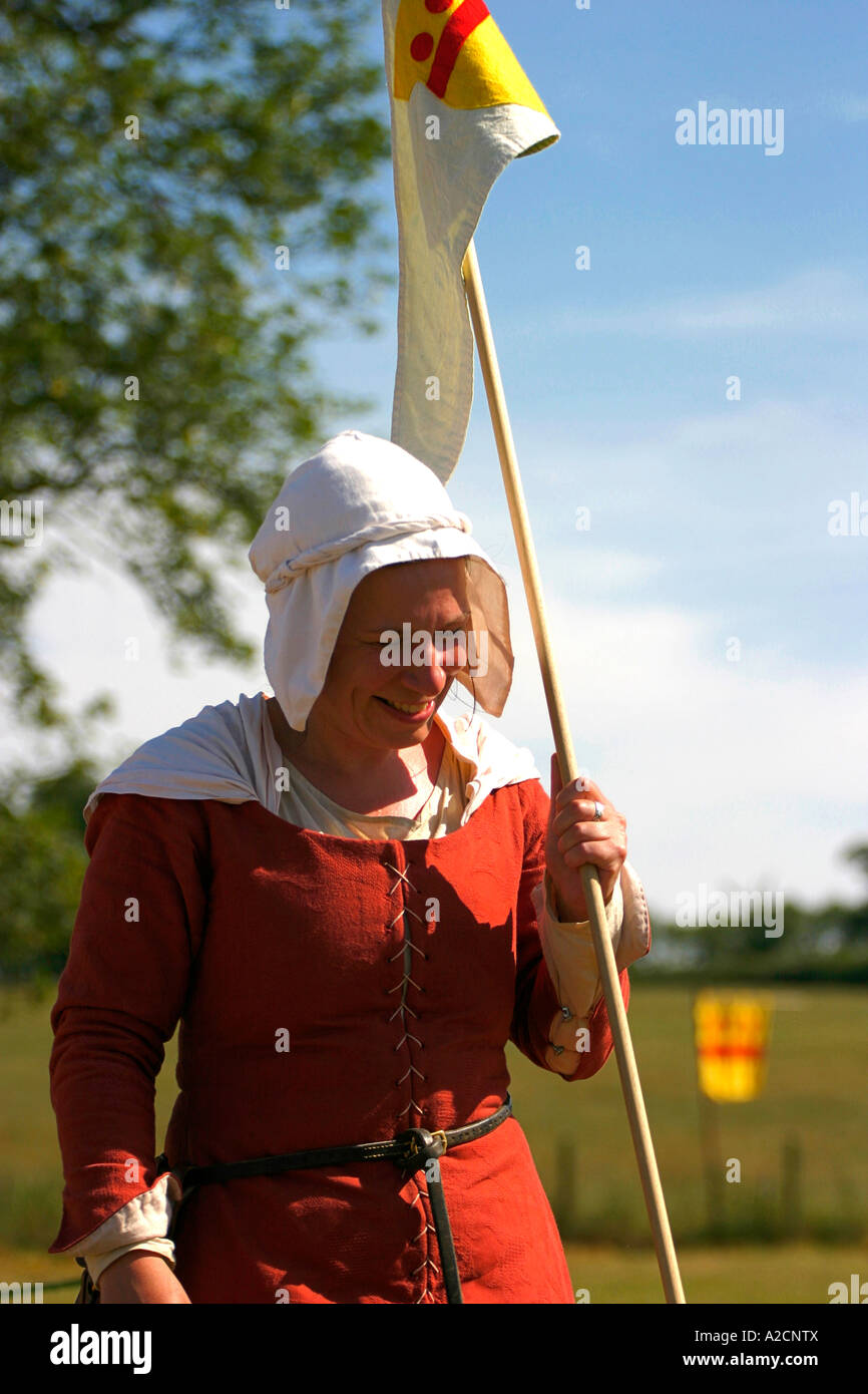 Maid en costume traditionnel , tournoi de chevaliers , Kirby Hall Banque D'Images