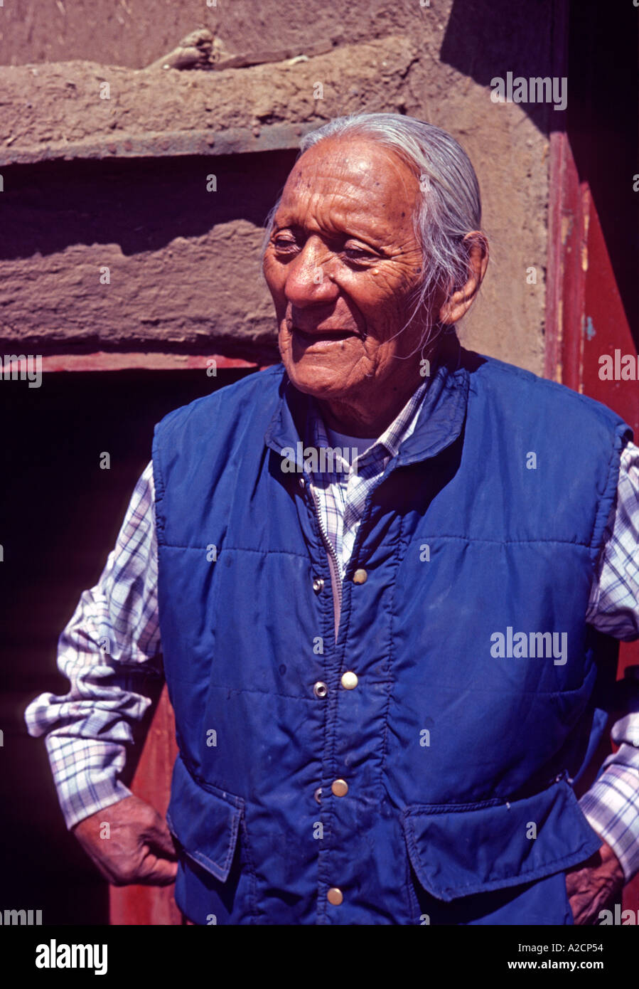 'Pueblo Indian Elder devant son domicile à 'Taos Pueblo', 'New Mexico', USA. ^1981' Banque D'Images