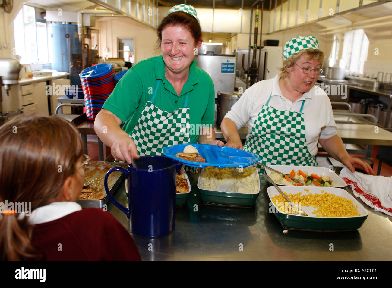 Le dîner mesdames servant les repas scolaires dans une école à Devon UK Banque D'Images