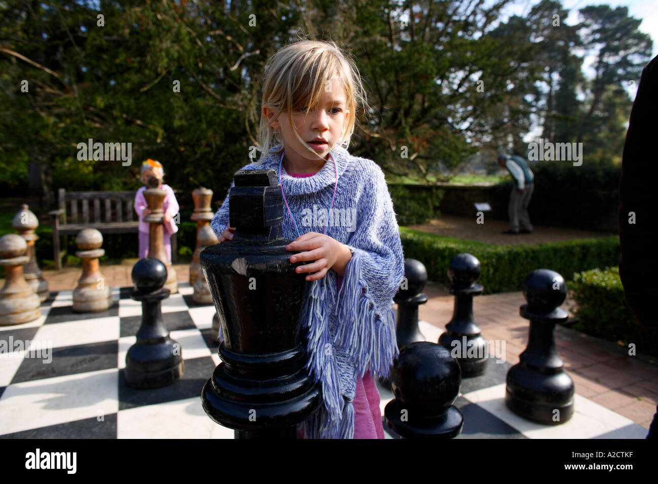 Lifesize pièces des échecs à Groombridge Place East Sussex UK Banque D'Images