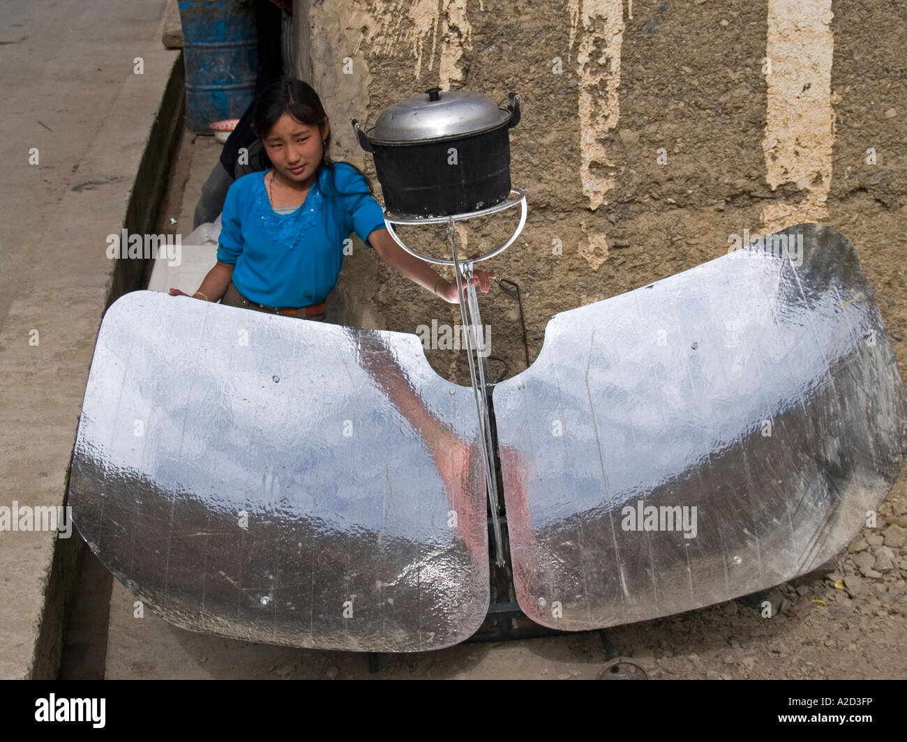 Fille avec un four solaire. Route pour Zhongdian Chine Banque D'Images