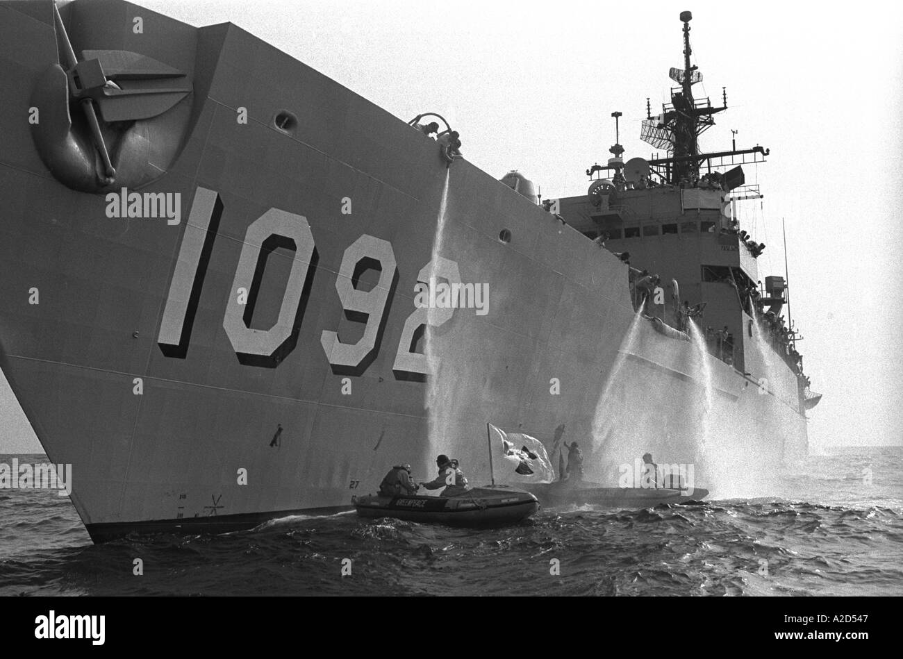 Des militants de Greenpeace peinture anti-nucléaire des slogans sur les navires de guerre US dans le Golfe de Hammamet domine la mer Tunisie 1988 Banque D'Images