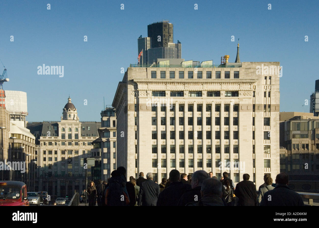 Matin, les navetteurs traversant le pont de Londres dans la ville de Londres pendant les heures de pointe Banque D'Images