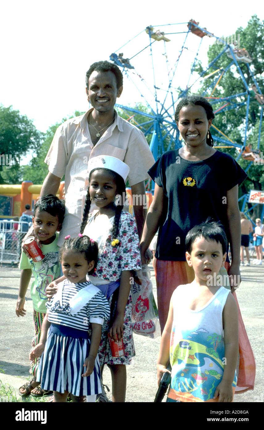 Les parents afro-américain de 30 ans au grand jour festivités avec enfants âgés de 3 à 7. St Paul Minnesota USA Banque D'Images