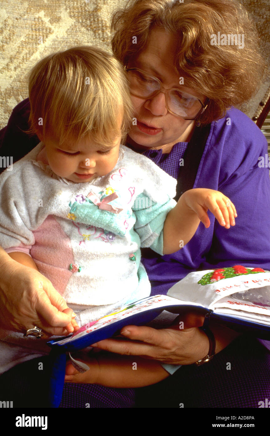 Grandmère l'âge de 58 ans la lecture à sa petitefille