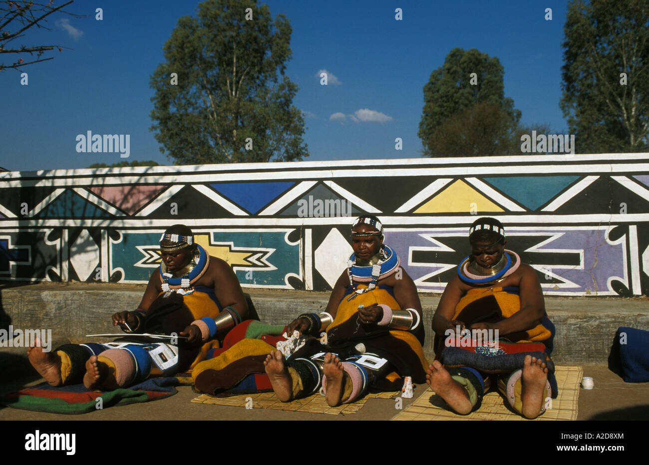Les femmes Ndebele produisant des perles et peinture, Botshabelo village Ndebele, Afrique du Sud Banque D'Images