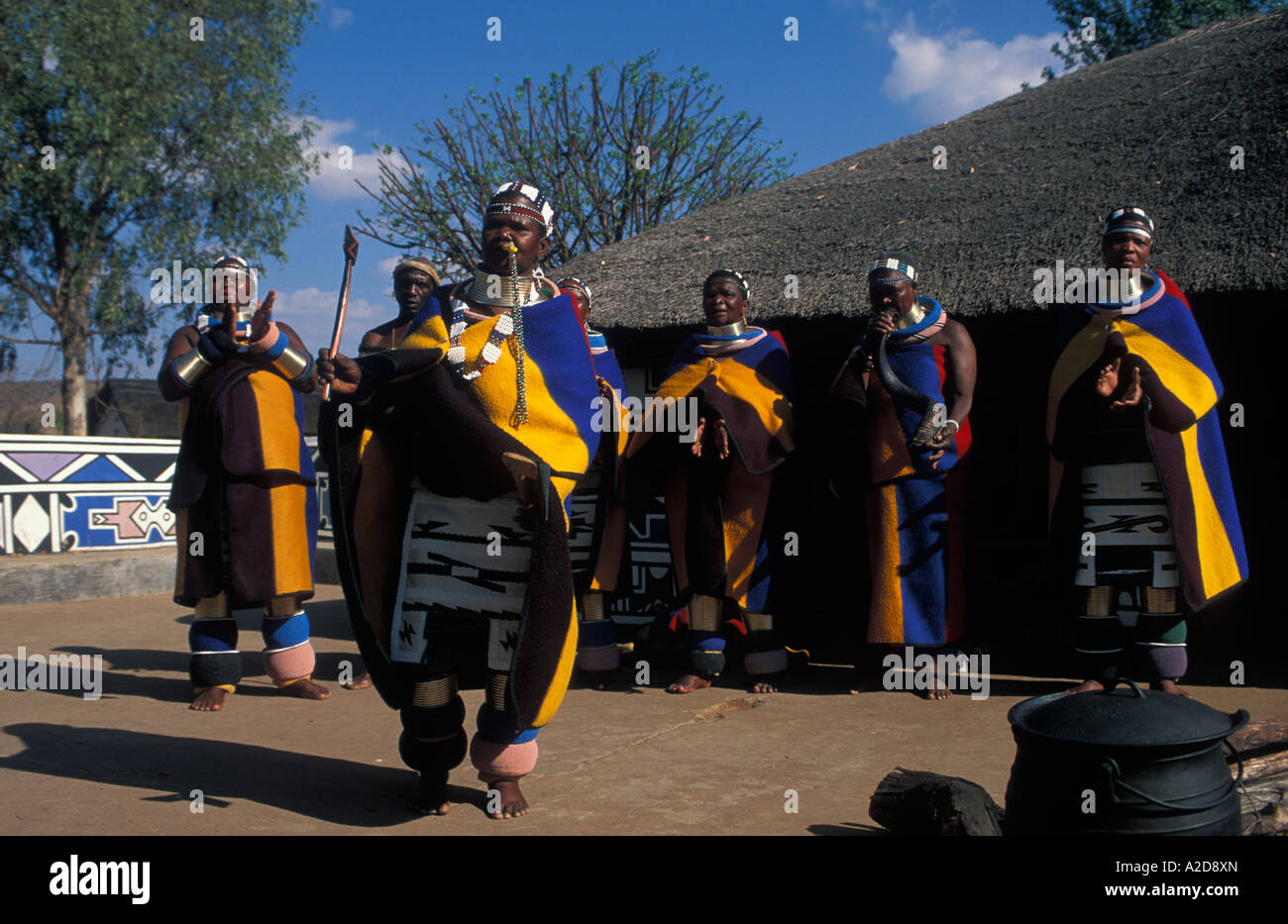 Les femmes Ndebele, danse village Ndebele Botshabelo, Afrique du Sud Banque D'Images