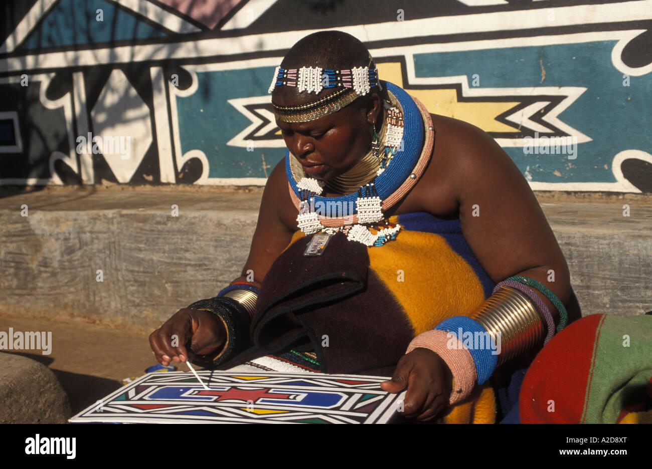 Peinture femme Ndebele, Botshabelo village Ndebele, Afrique du Sud Banque D'Images