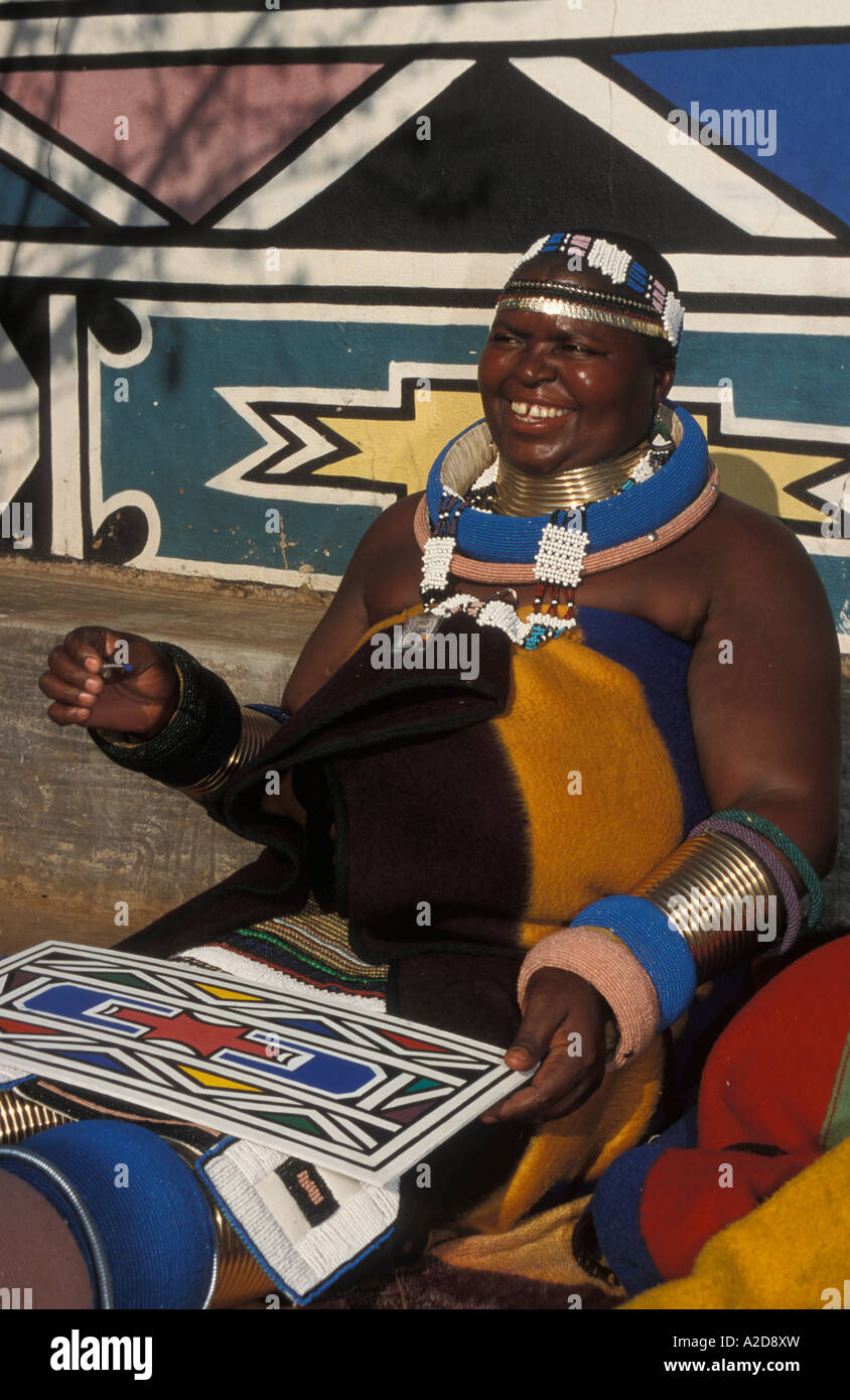 Peinture femme Ndebele, Botshabelo village Ndebele, Afrique du Sud Banque D'Images