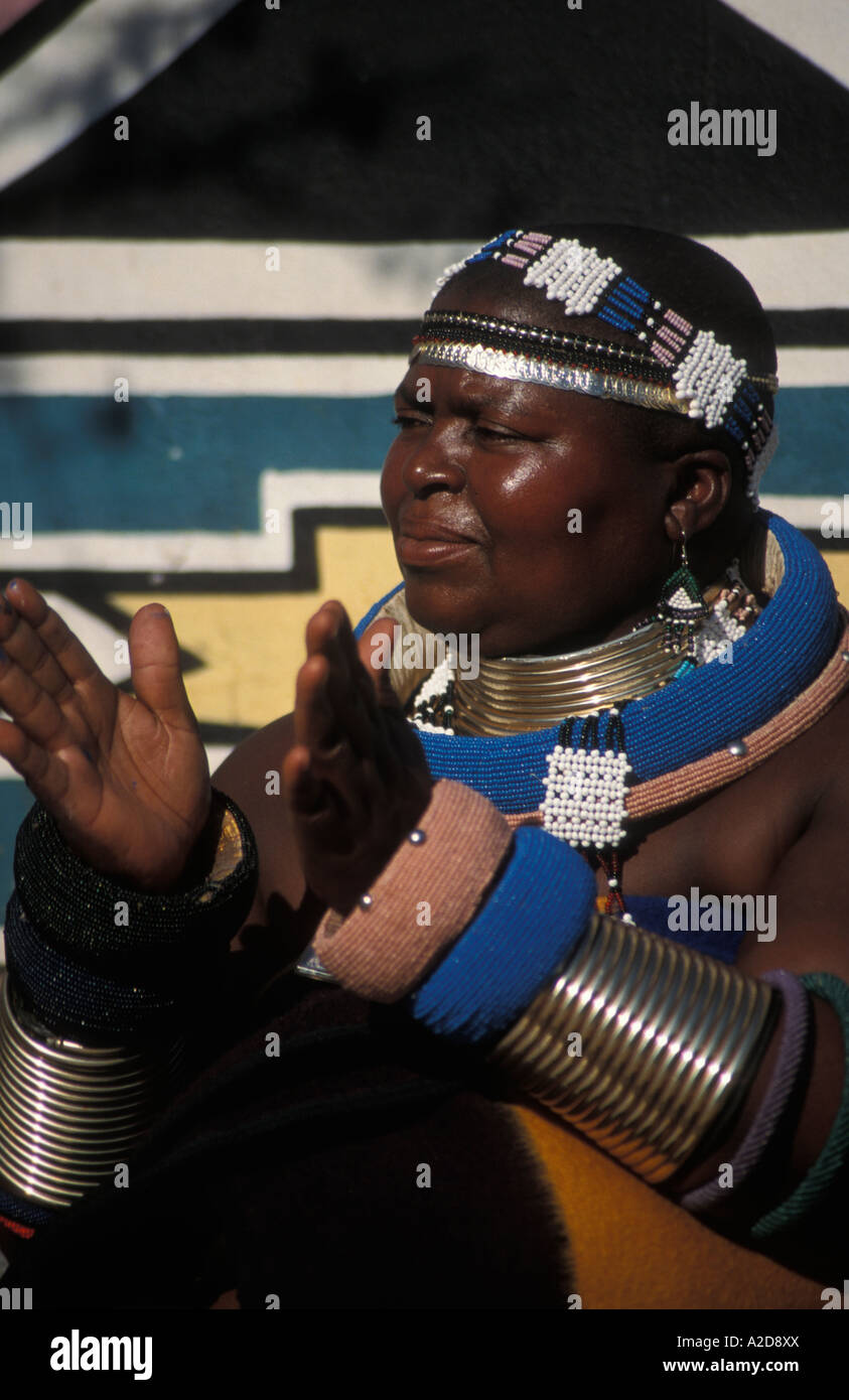 Ndebele woman singing, Botshabelo village Ndebele, Afrique du Sud Banque D'Images
