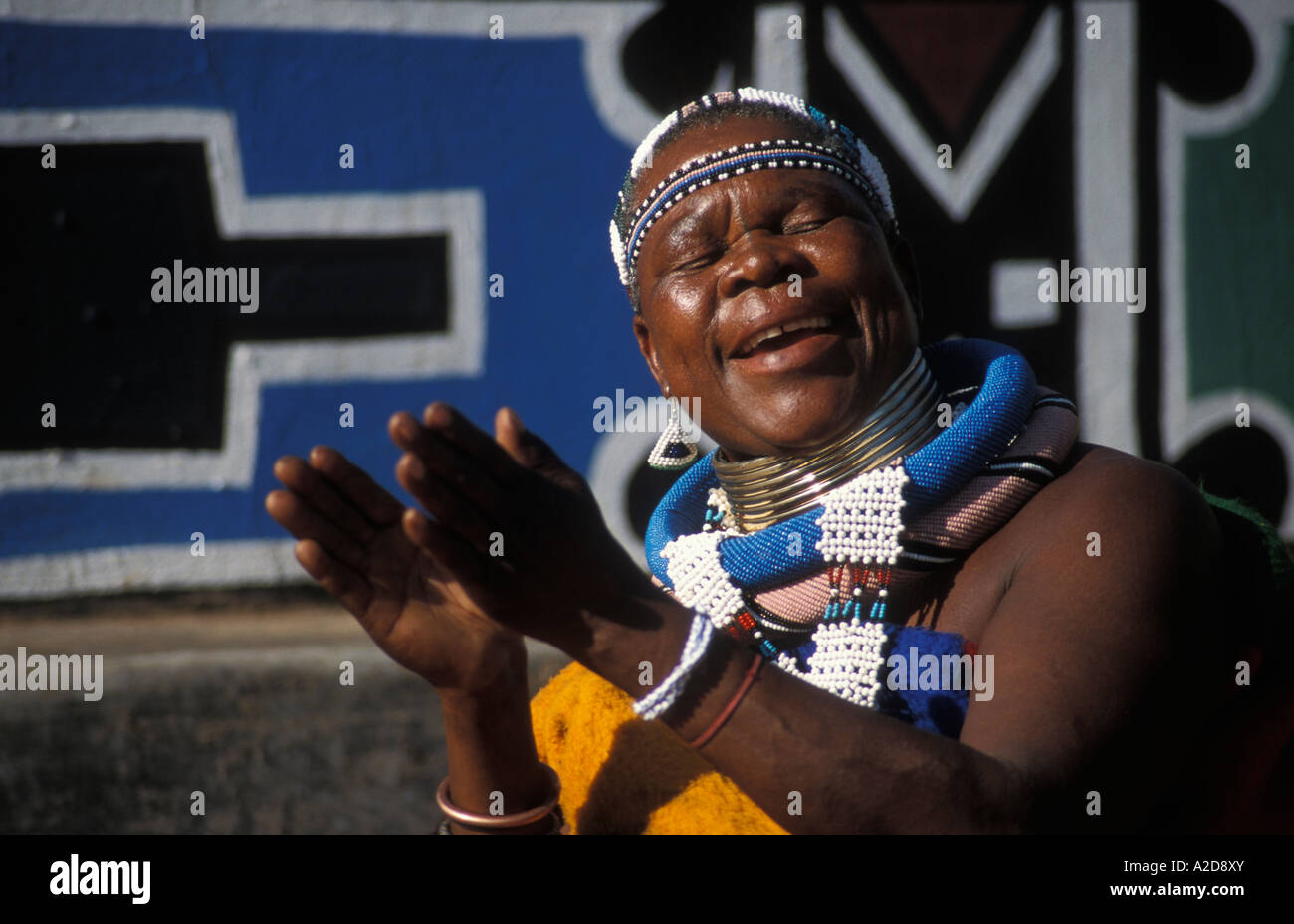 Ndebele woman singing, Botshabelo village Ndebele, Afrique du Sud Banque D'Images