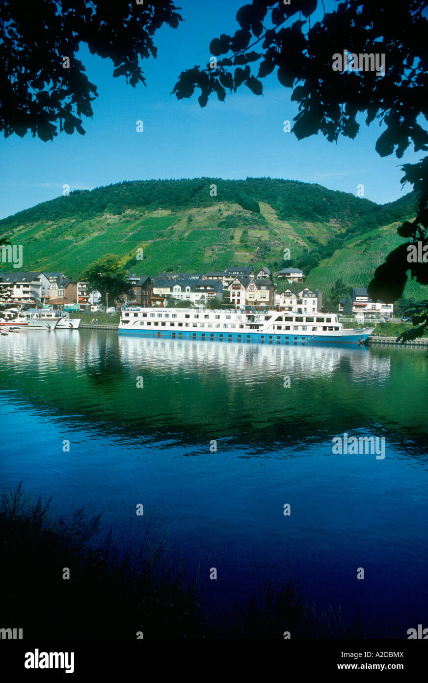 Grande rivière croisière Bateaux & vue sur les vignes et villages Cochem Rhin Allemagne Banque D'Images